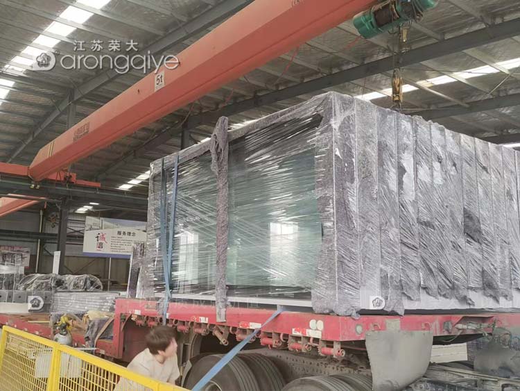 安徽公交站臺發(fā)貨正在裝車