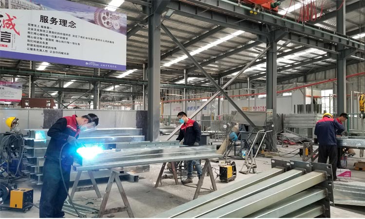 工人正在焊接候車亭圖片